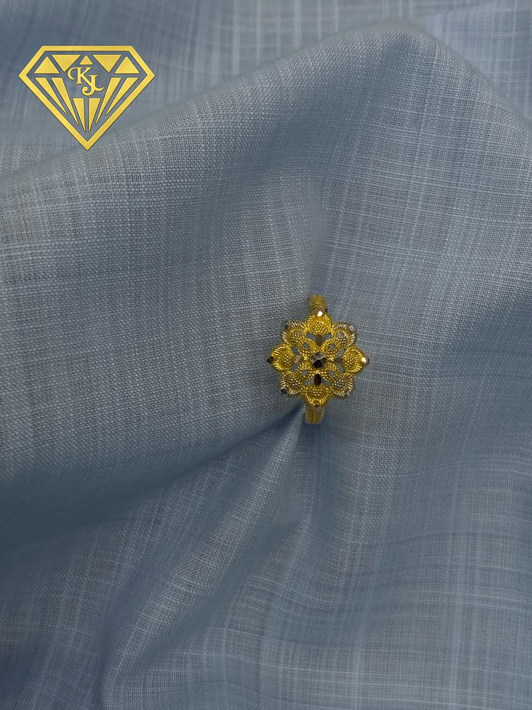 Filigree gold ring detail